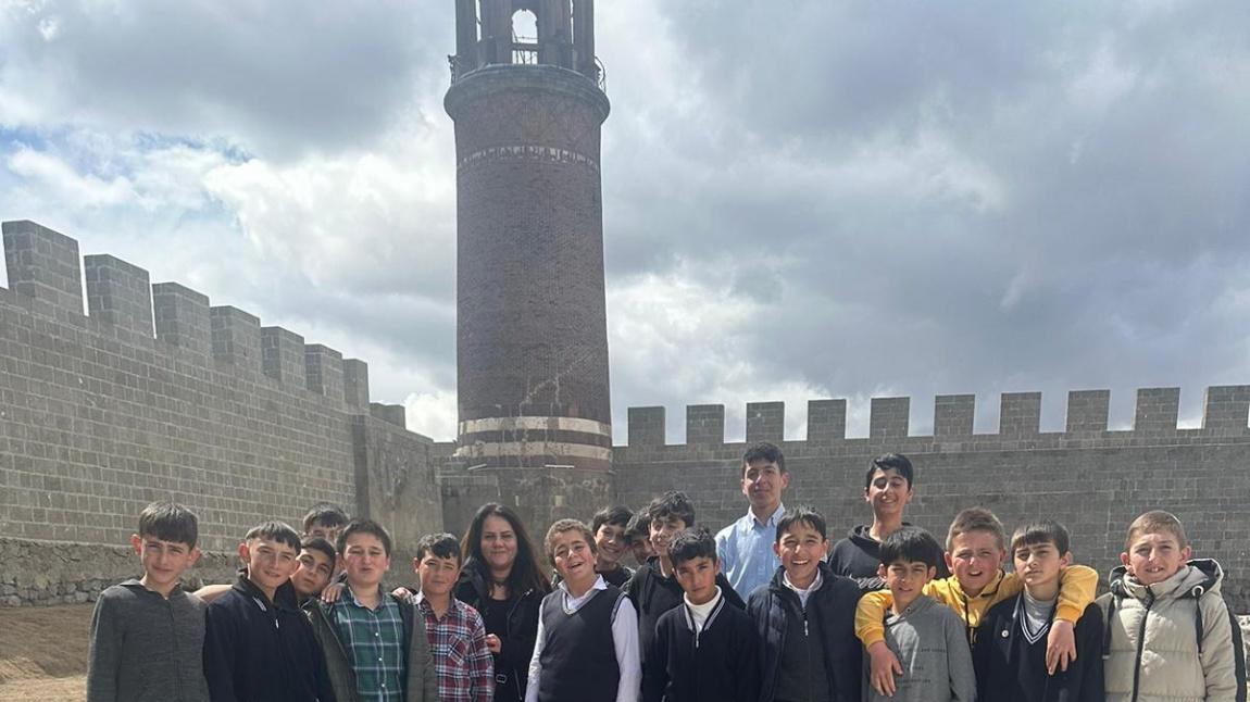 Okulumuz Türkçe öğretmeni Gökçe Yılmaz Uzun Rehberliğinde öğrencilerimiz şehrimizin tarihi mekanlarını gezdiler.